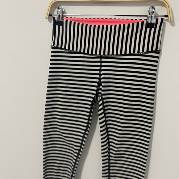 Lululemon Black & White Stripe Wunder Under Leggings Size 4 - Picture 3 of 4